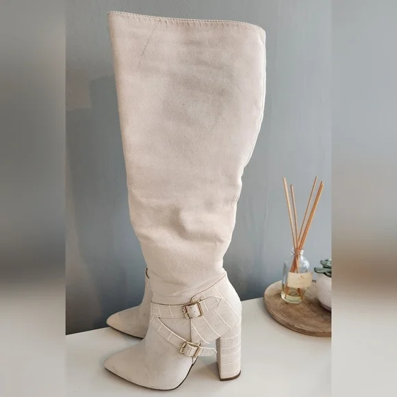 Cream Winter White Faux Suede Knee High Boots Size 6. Like new condition. - Picture 4 of 7